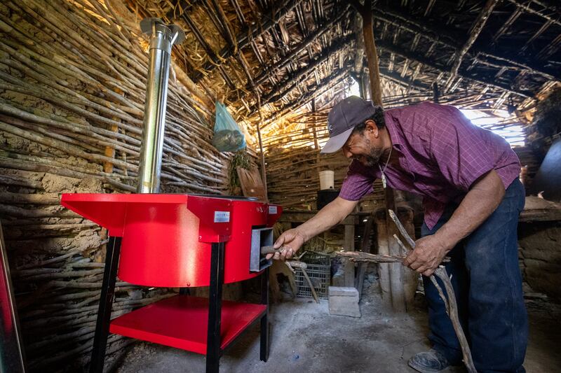 Entrega de estufas ecológicas en zonas rurales para mejorar la salud y seguridad de familias en atención prioritaria