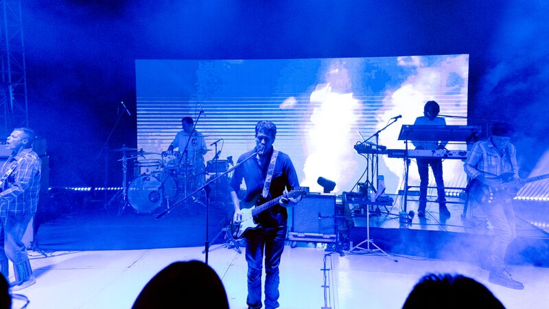 Banda de música tocando en vivo