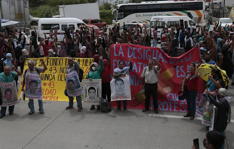 Estudiantes mexicanos protestan por la desaparición de 43 estudiantes en Iguala