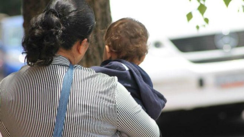 Madre sosteniendo a su bebé
