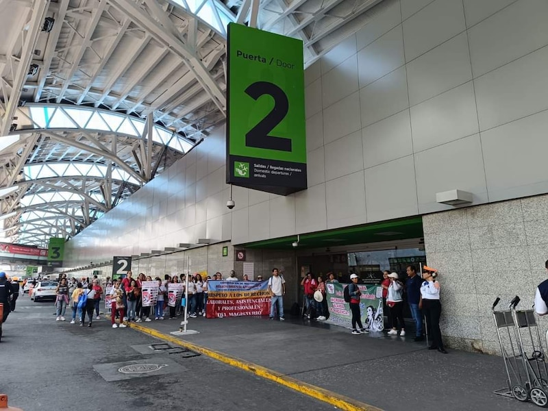 Protesta de maestros en el aeropuerto de la Ciudad de México