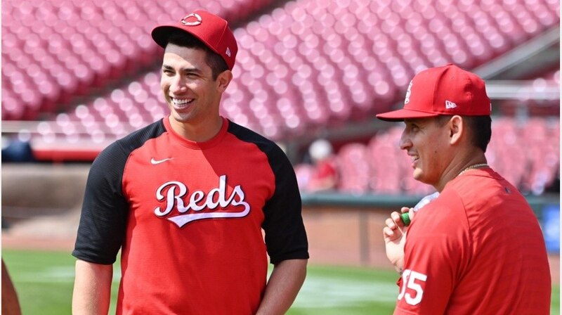 Luis Castillo y David Bell sonríen durante un partido de los Rojos de Cincinnati.