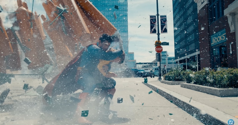 Imagen de Superman salvando a un niño en su trailer de la película de James Gunn de 2025.