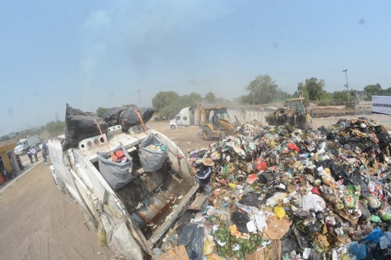 Camión de basura en un vertedero