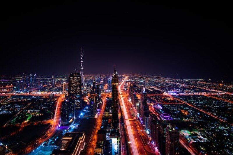 Una vista aérea de la ciudad de Dubái por la noche