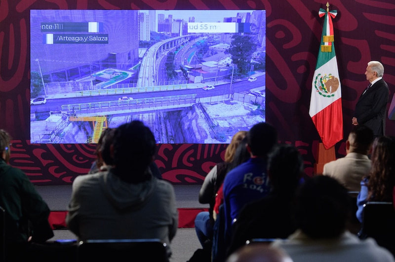 El presidente López Obrador supervisa la construcción del Tren Maya