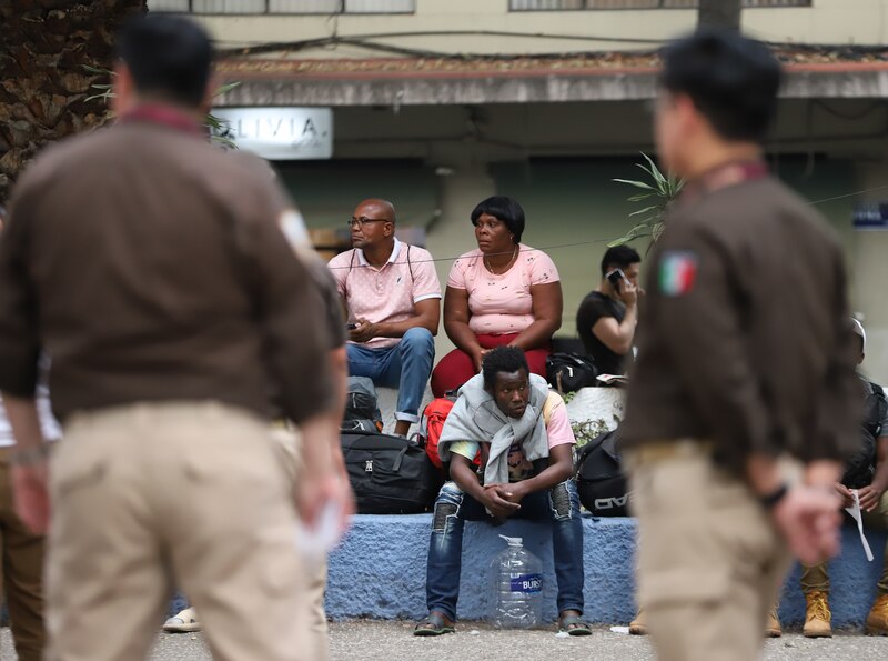 Migrantes esperan en la frontera