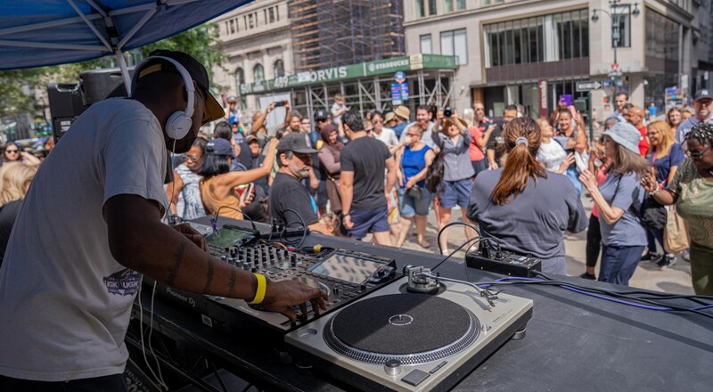 DJ tocando en una fiesta callejera