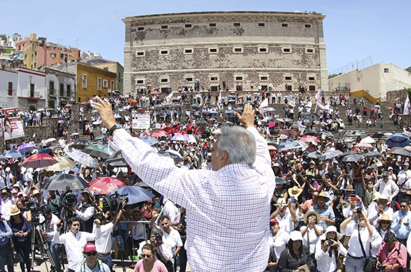 El candidato presidencial Andrés Manuel López Obrador saluda a sus seguidores durante un mitin en la Ciudad de México.