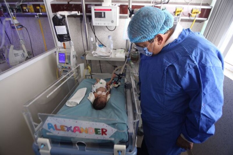 Bebé prematuro en la incubadora