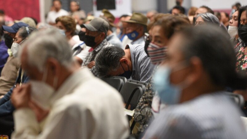 Ancianos en un evento con mascarillas