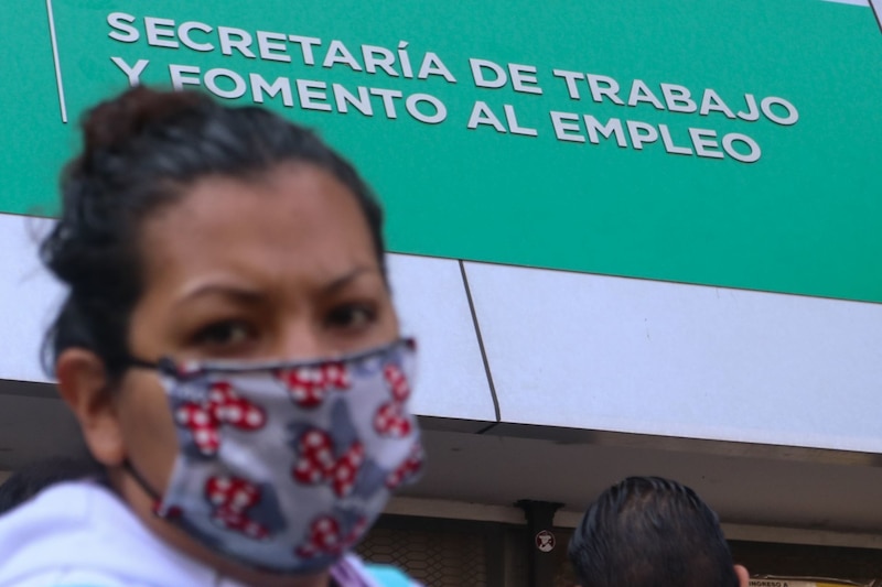 Capitalinos asistieron a la Secretaría de Trabajo y Fomento al Empleo a entregar solicitudes para ser beneficiarios del programa Acción Social Desempleo Covid-19