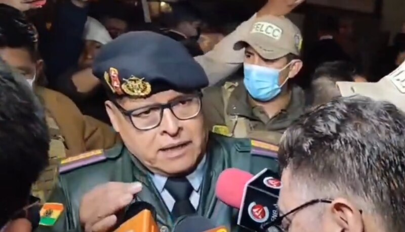 El general Luis Fernando Navarro, comandante de las Fuerzas Militares de Colombia, habla con los medios de comunicación.