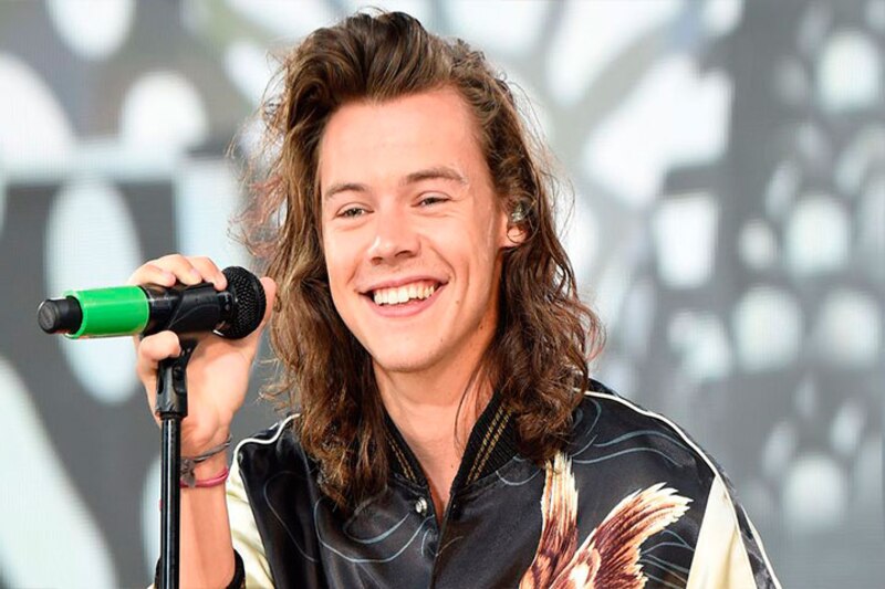 Harry Styles cantando en un concierto