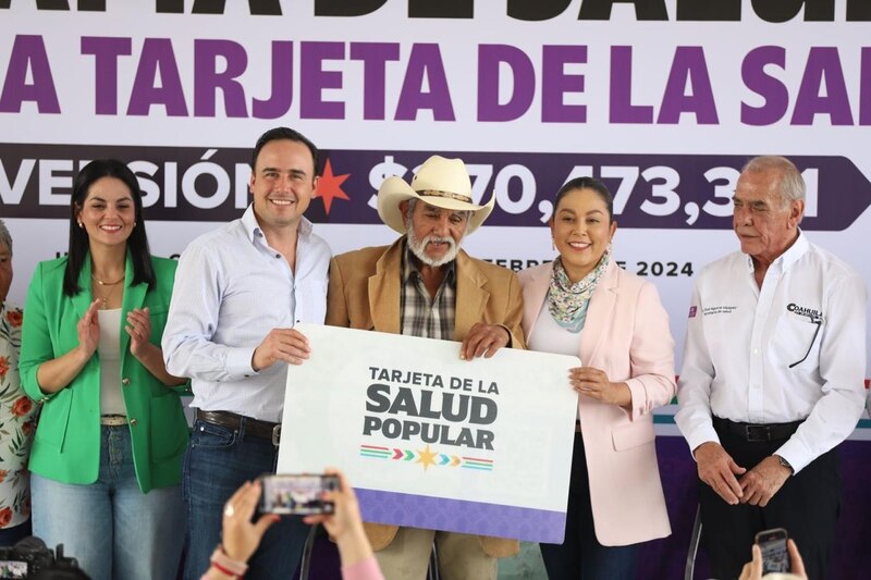 Entrega de tarjetas de salud popular en Coahuila
