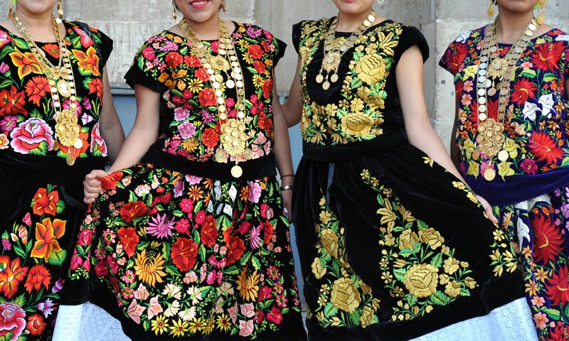 Mujeres indígenas mexicanas luciendo vestidos tradicionales