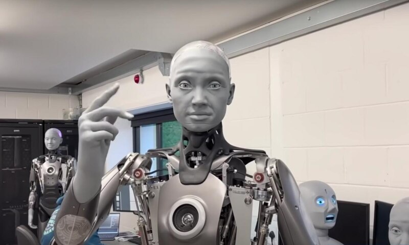 Un robot humanoide muestra sus capacidades en un laboratorio.