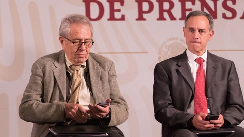 Dos hombres en una conferencia de prensa.