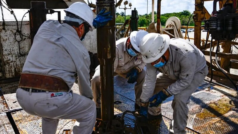 Trabajadores petroleros en una plataforma petrolera