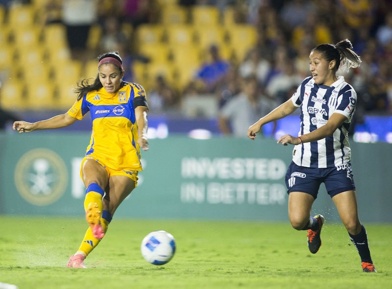 Cristina Ferrer de Tigres Femenil se disputa el balón con Diana García de Rayadas, en el estadio Universitario, partido de la Concacaf W Champions Cup, torneo internacional donde las locales golean 4-0 a las visitantes, ambos equipos debutando en CONCACAF.