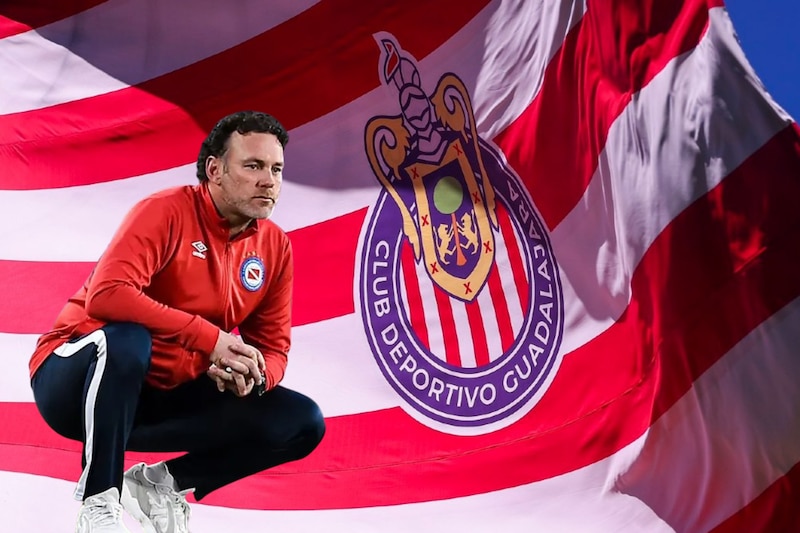 Composición fotográfica con la bandera de las Chivas y Gabriel Milito