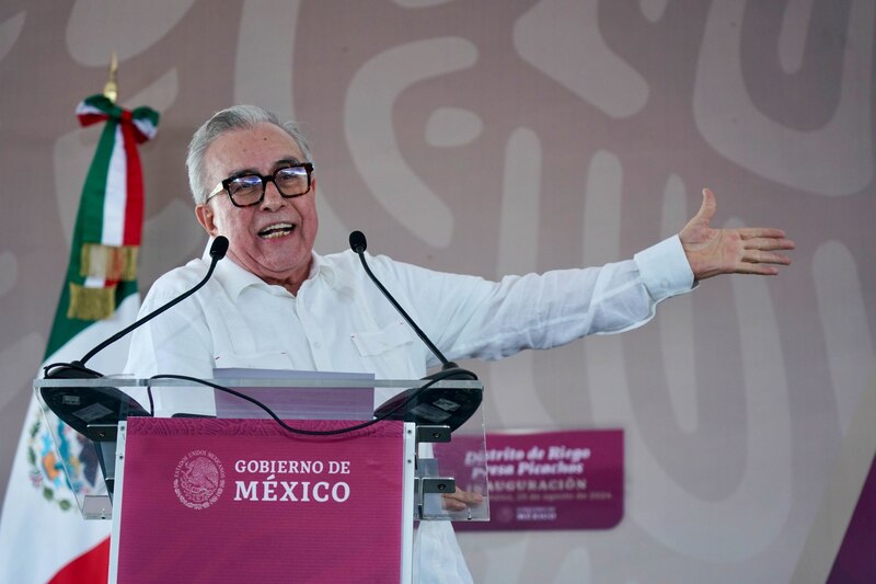 El presidente López Obrador da un discurso en un evento público.