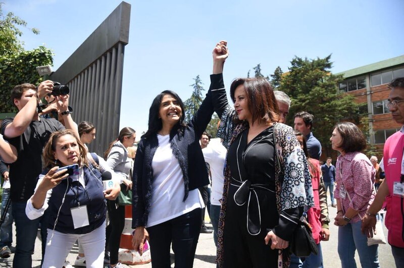 Claudia Sheinbaum, jefa de gobierno de la Ciudad de México, saluda a sus simpatizantes