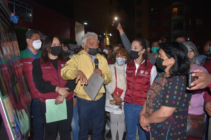 El alcalde inaugura una exposición de arte en la ciudad