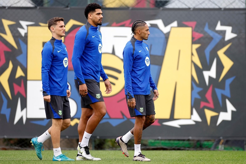 Los jugadores del FC Barcelona Gavi, Ronald Araujo (c) y Raphinha (d) durante el entrenamiento que realiza la plantilla barcelonista en la Ciudad Deportiva Joan Gamper, para preparar el partido de la 5ª jornada de la Liga de Campeones que disputarán mañana ante el Brest el Estadio Olímpico Lluís Companys de Barcelona.