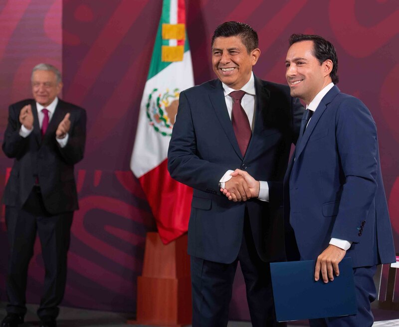 El presidente Andrés Manuel López Obrador y el gobernador electo de Nuevo León, Samuel García, se saludan durante una ceremonia en el Palacio Nacional.