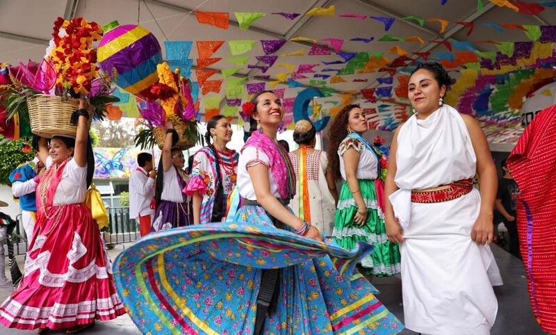 Mujeres bailando en una fiesta mexicana