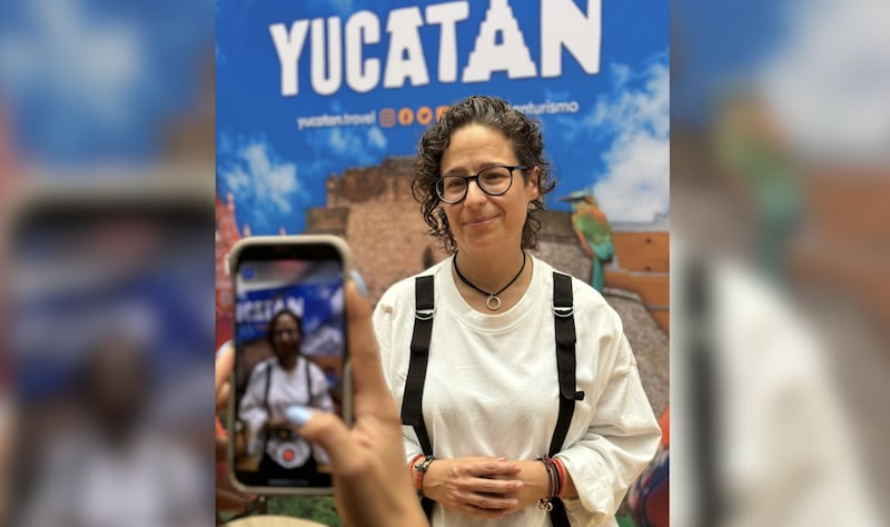 La influencer de viajes @yucatantravel toma una foto en un evento de turismo en Yucatán.