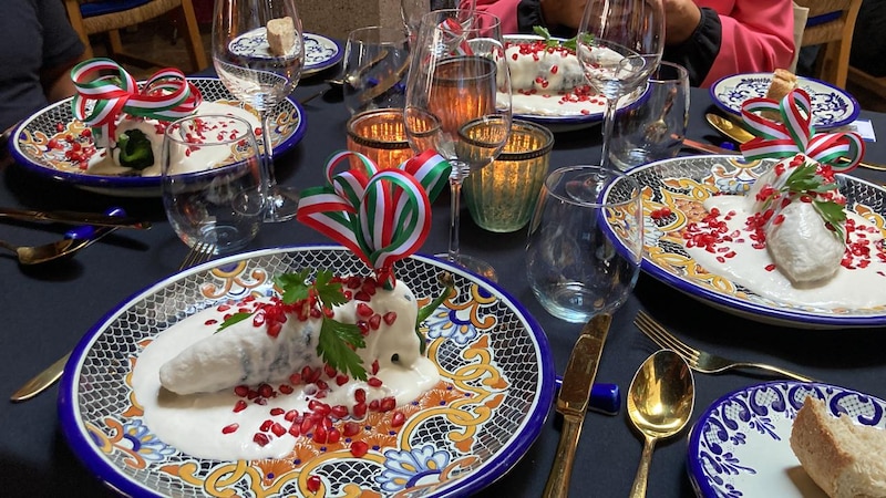 ¡Degustando un delicioso chile en nogada!