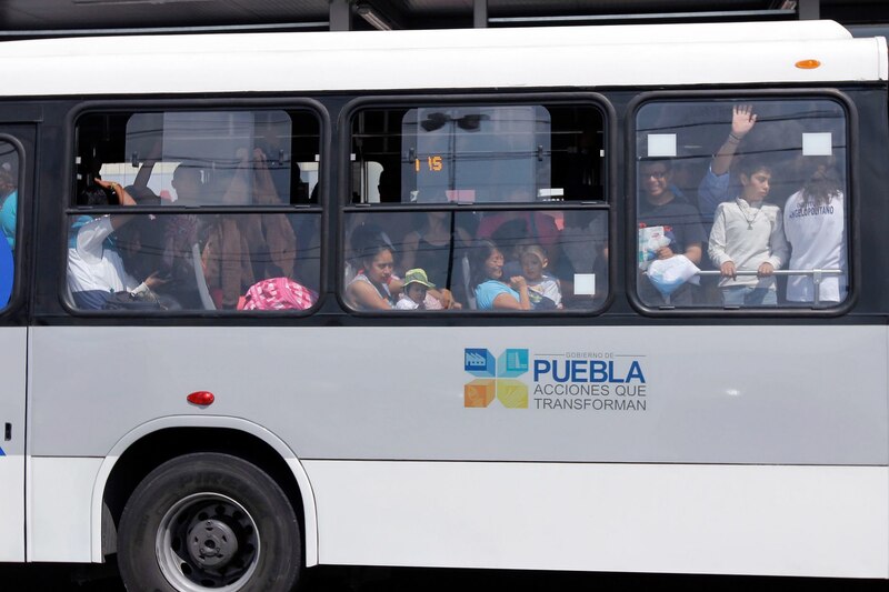 ras varios meses de retraso, hace unos días inició operaciones en Puebla la línea 2 de la Red Urbana de Transporte Articulado (RUTA). Con el arranque del Metrobús, que recorre la 11 Norte-Sur en la Capital poblana, fueron retiradas las otras rutas de ese corredor, por lo que la línea gubernamental es la única opción de transporte público, lo que ha causado inconformidad en la población, ya que la insuficiencia de unidades ha provocado abarrotamiento, descontrol y retraso en esta zona de la ciudad.