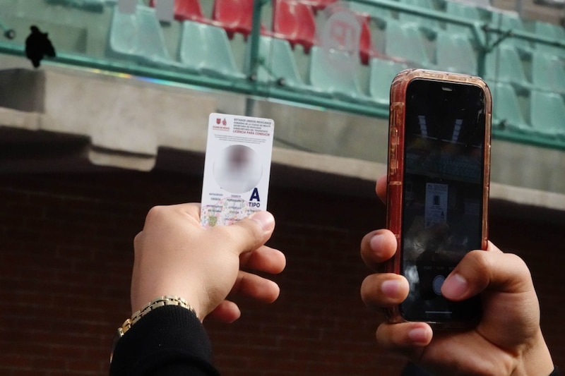 Conductores que radican en la Ciudad de México y Estado de México acudieron al macromódulo instalado por la Secretaria de Movilidad (SEMOVI) en la Ciudad Deportiva de la Magdalena Mixhuca para tramitar su licencia permanente.