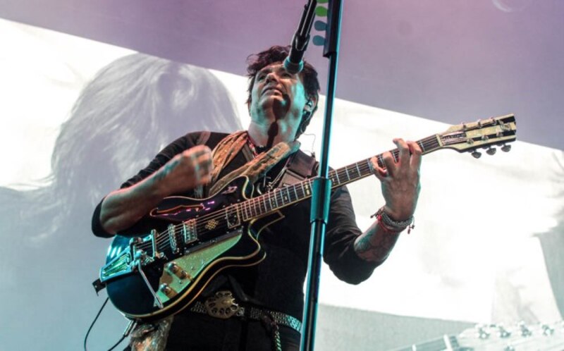 El cantante de rock mexicano, Fher Olvera, vocalista de Maná, se presenta en concierto.