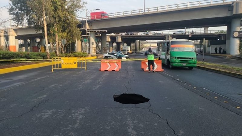 Se abre un socavón en una calle de la Ciudad de México