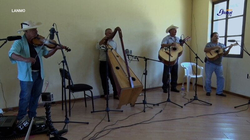 Mariachis tocando en un estudio