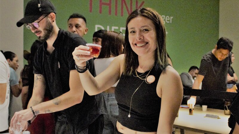 Mujer sosteniendo un vaso de bebida en una fiesta