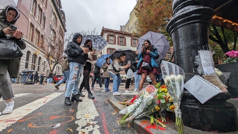 Multitud de personas se reúne en una calle de Nueva York para rendir homenaje a las víctimas del 11-S