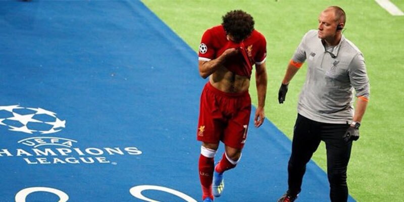 Mohamed Salah se lesiona en la final de la Champions League