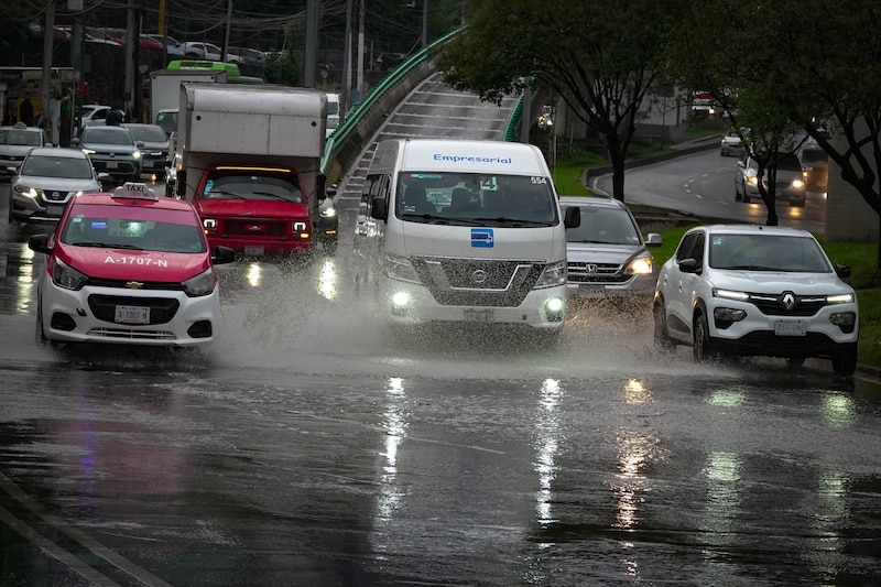 Diversos puntos de Periférico Sur, se vieron afectados debido a las intensasa lluvias las cuales inundaron las vialidades.