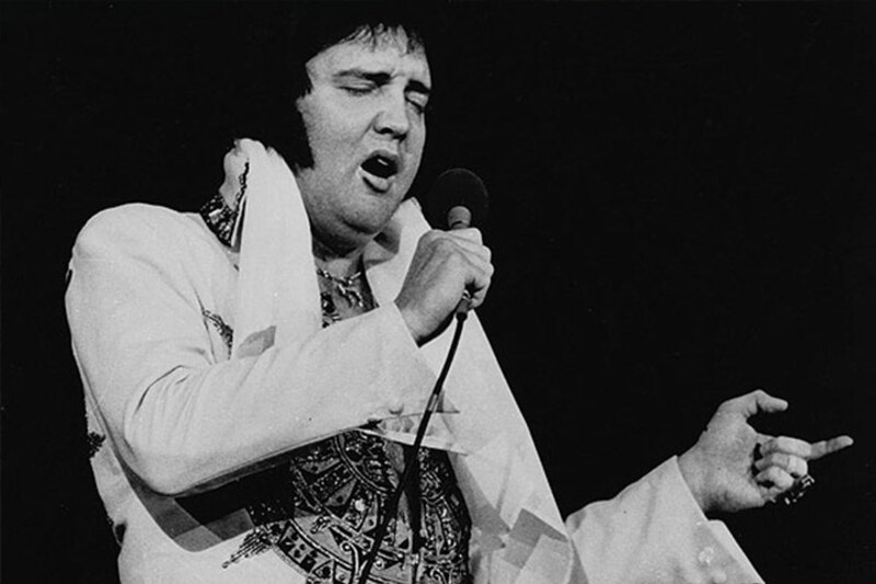 Elvis Presley cantando en concierto