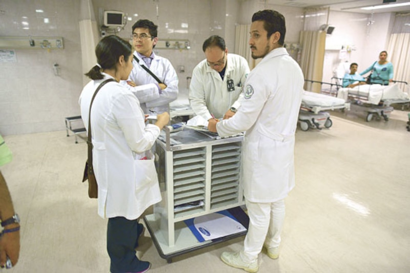 Residentes y médicos en el hospital