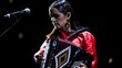Desde el Zócalo Julieta Venegas abandera a las mujeres y se solidariza con familiares de desaparecidos