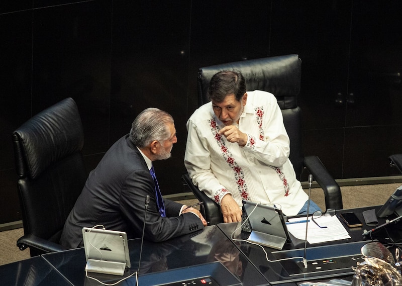 Adán Augusto López, coordinador del Grupo parlamentario de Morena y Gerardo Fernández Noroña durante Sesión de la Comisión Permanente del Congreso de la Unión que se lleva a cabo en la Cámara de Senadores.