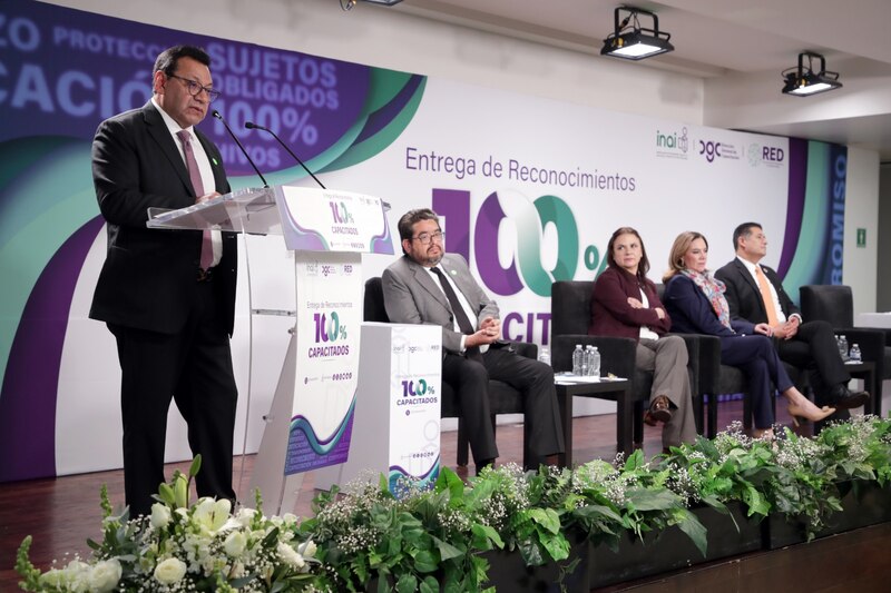 Entrega de reconocimientos a sujetos obligados 100% capacitados