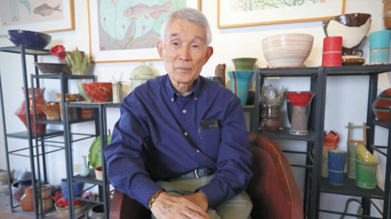 El artista de cerámica Seiji Kawasaki en su estudio.