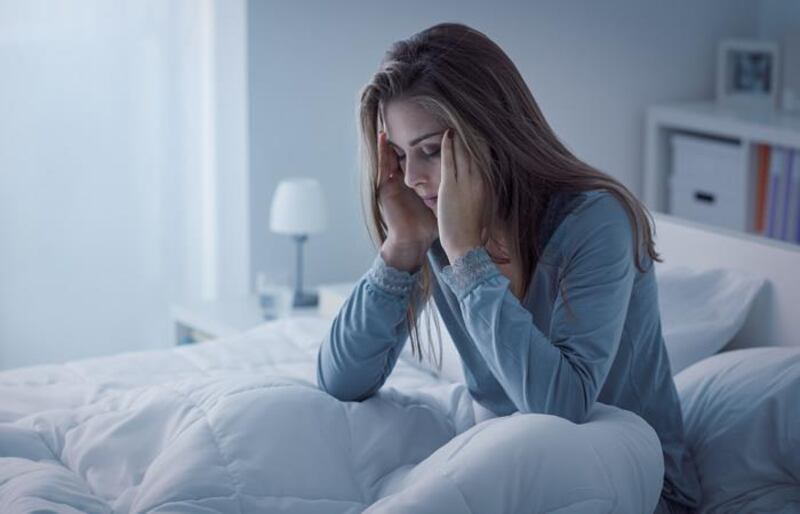 Mujer joven con insomnio