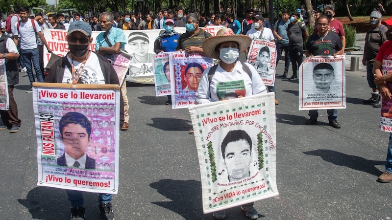 Marcha por los 43 estudiantes desaparecidos de Ayotzinapa